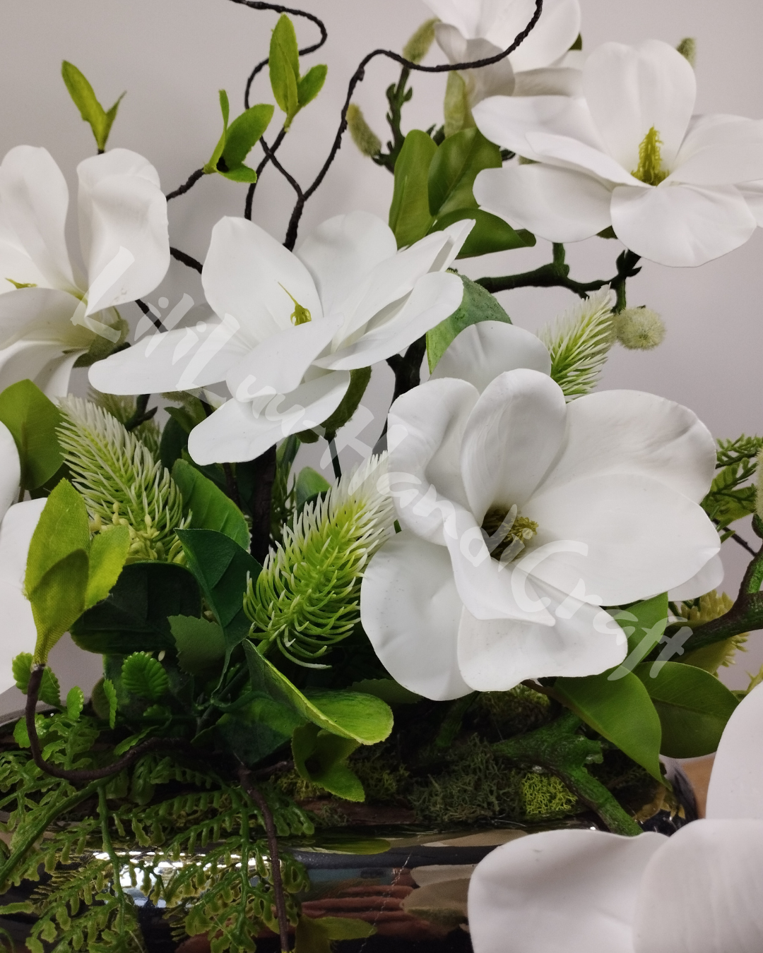 (DD3-2). Klasyczna elegancja w chłodnej oprawie, Biała Magnolia