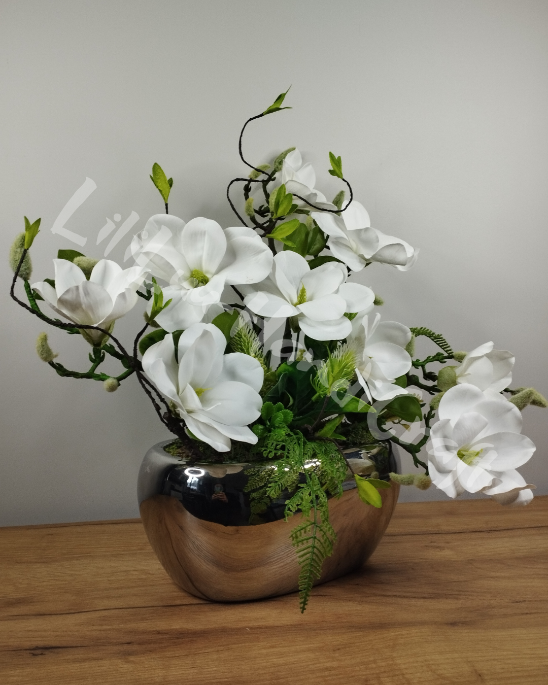 (DD3-2). Klasyczna elegancja w chłodnej oprawie, Biała Magnolia