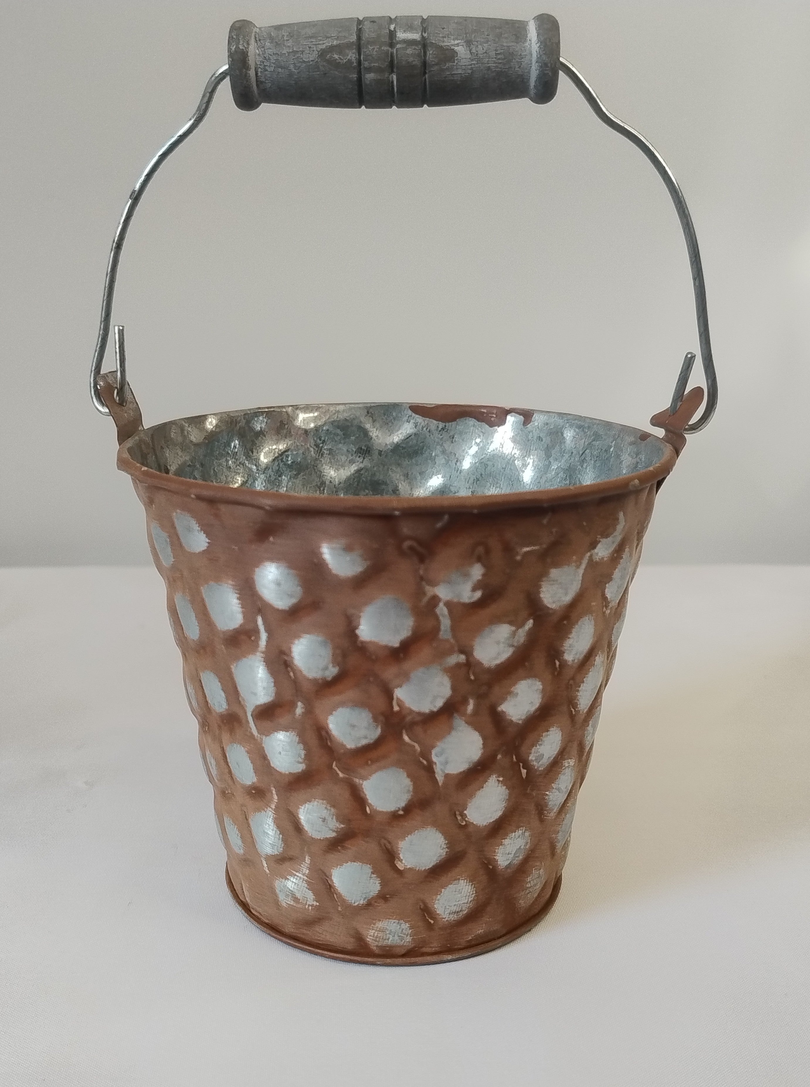(DS8-2 169834) Metalowa osłonka na doniczkę z uchwytem